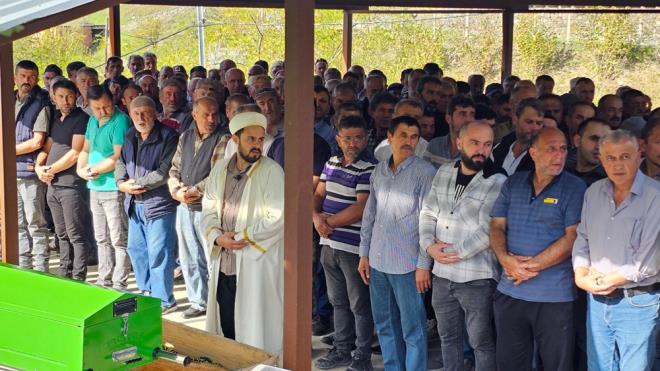 GERDE KZ BEBEKLER KALDI    Kazm zsoy?un geride ikiz bebek braktn syleyen Gllk ky muhtar Hseyin etin, ?Suba kyne gidip, benzin alyor. Dnte komu kyle aramzdaki mevkide direksiyon hakimiyetini kaybederek kendini arampole atyor. Arata kendisi ve kzyla arampole dyor. Orman letmesi'nden, kylye yakacak odun temin etmitik. ocuklarnn 1 yllk yakacak ihtiyalarn kesip, tekrar stanbul?a dnmek amal gelmiti. stanbul?da alyordu. 3 ocuu ile ailesi burada yayordu.? dedi.