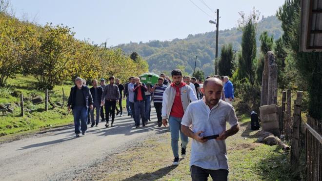 ?10 YILDIR BARYER YAPMADILAR?    Kazann yaand yere bariyer yaplmasn isteyen etin, ?Buras iin kaymakamlktan bariyer istemitik. Ama maalesef 10 yldr bariyerlerimiz yaplmad. Bu, 3?nc kaza. Daha nce traktr ve kamyonet kazas olmutu. lml kaza olmamt, 1 kii fel kalmt. Canlar yand ama lm olmad. Maalesef Kazm zsoy arkadamz burada lml kazayla karlat.? diye konutu.