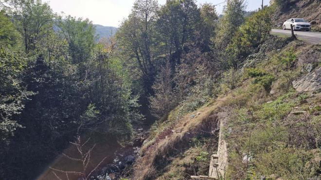 Baba ve kz iin le vakti Gllk kynde cenaze namaz klnd. Kazm zsoy ile kz Nazife, yan yana topraa verilirken, otomobilin hala dere yatanda olduu grld.