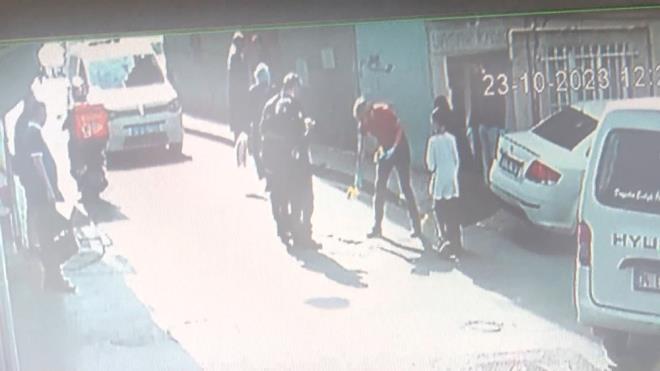 hbar zerine olay yerine gelen polis ekipleri evredeki esnaftan bilgi almaya alarak yerdeki bo kovanlar incelemeye ald.