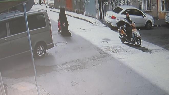 Silahl saldrgan ise geldii motosikletine binerek olay yerinden kat.