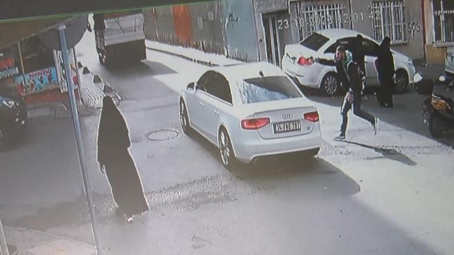 Tekin, motosikletini park edip belinden silahn kartarak otomobilde bulunan 27 yandaki Cesur'a ate etmeye balad.