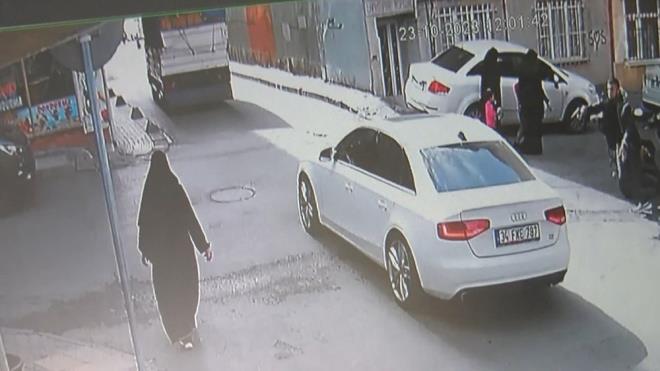 Esenler'de Nine Hatun Mahallesi'nde ei ile ayrlma aamasnda olduu belirtiler 24 yandaki Mahsum Tekin motosikleti ile sokakta ilerlerken einin akrabas Mustafa Cesur'un otomobil ile geldiini grd.