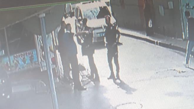 Silahl saldrya urayan Mustafa Cesur'un, Baclar Eitim ve Aratrma Hastanesine kendi imkanlar ile gittii ve sa ve sol bacaklarndan yaraland renildi.