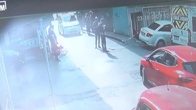 Otomobile 4 kurun isabet ettiini tespit eden polis ekipleri, silahl saldrgan yakalamak iin almas sryor.