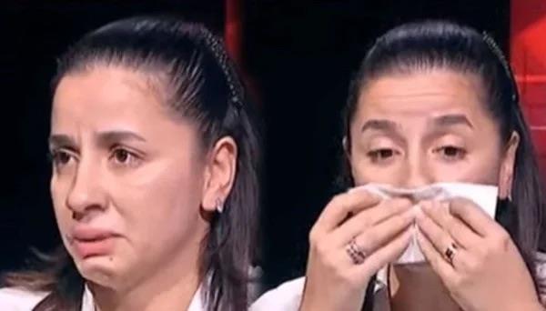 Yllardr kardeiyle birlikte mcadele ettiini belirten ve anne babasna sitem eden Katkc, "Annelik, anne karnnda balar. Annemizin bizi terk ettiini duyunca ok zlmtm. Bir anne, bunu nasl yapar dedim. ki aylkken bizi brakm. Anne olduumda anladm. Bana 'Ben senin annenim' dedi. 'Hayr sen benim annem deilsin' cevabn verdim. 'Neden braktn dedim?' ve hibir aklama yapmad. Metin Bey'e de sordum, 'Bizi bildiiniz halde neden braktnz' dedim. Metin Bey inkr etse de bir sre biyolojik annemizle grt" eklinde konutu.