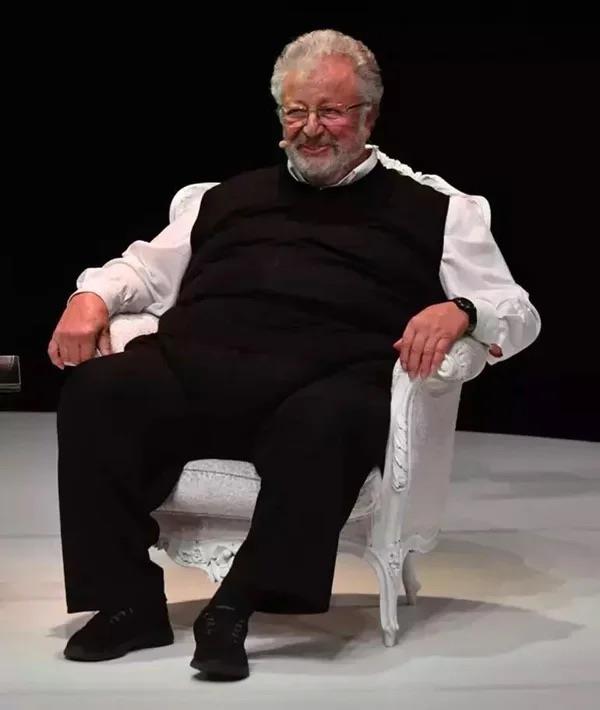 "Nfusuna gemedik. zdener babamn nfusundayz. Ben de Nebiolu olarak kalacam. Akpnar olarak anlmak istemiyorum. Babalk yapp kymet verseydi belki ama zdener babamn yerini asla tutamaz." diyen Katkc, "Metin Bey'in aklamasndaki 'Byle bir anlamsz olay' ifadesi ok krc. Ve bunu bir baba sylyor. ok ac verici bir olay. Bu aklamann bir kada dklmesini beklemezdim. Bizim gibi ak yreklilikle konumasn beklerdim" dedi.Katkc, "3-4 defa kulaklarmdan ameliyat geirdim. itme kayb yaadm. Sonra dnyann en gzel insanlar karmza kt. ok vicdanl insanlar. Bizi hi brakmadlar. Annemler ocuk bavurusunda bulunduklarnda iki kz ocuu var demiler, hangisini almak istersiniz demiler. Babam ikiz kardeler, et trnaktan ayrlmaz, biz ikisinin de anne-babas olacaz demiler" ifadesini kulland.