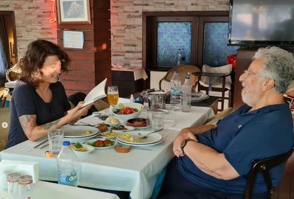 "Ben anneme daha ok kzyorum. Anne olamam. Annemiz olmay becerememi" diyen Sevgi Katkc, "ki aylk bir ocuk sokaa atlr m? Terk etmedir bu. Ne arayp ne sormu. Kardeimi de tebrik ediyorum. Hep daha ok aba sarf etti bu srete. Metin Akpnar bizi kucaklasa bu olaylar asla yaanmazd" dedi. Programda annesinin kardei ile kendisini terk etmesini kabullenemediini syleyen Katkc, Akpnar soyadn da asla almayacan u szlerle dile getirdi: