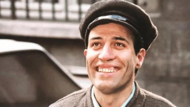 Sunal, einin Ankara Etimesgut'ta askerlik yapt dnemde ok sevilen bir aktr olduu dnemde olduunu belirterek, "Kemal, ok sevilen bir aktrd. Asker arkadalar etrafn saryordu. Kemal de ok utanga ve ya da byk olduu iin 'dzeni bozan ben olmayaym' diye ok dikkat ediyordu ve geriliyordu.