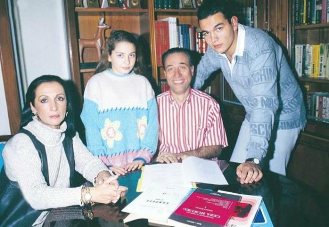 Komutan da askerlere Kemal ile konuma yasa getirmi. 'Bu sefer de yalnz bama kaldm' diye ikayeti olmaya balad. Neyse byle kimseyle konumadan 25 gn tamamlad" ifadelerini kulland.