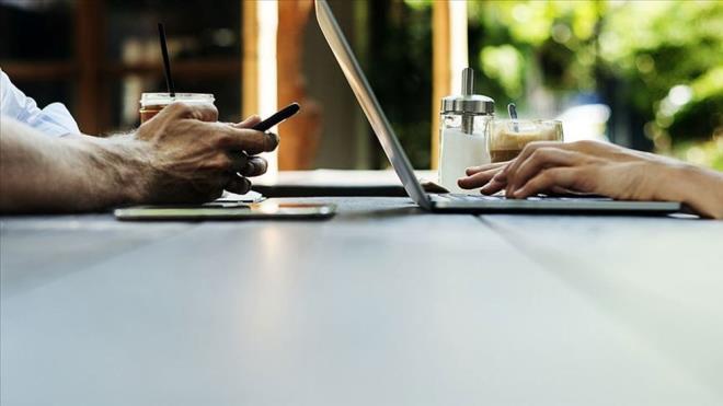 KMLER CRETSZ NTERNET HAKKINDAN YARARLANABLR?    rgn eitimdeki niversiteli genlere bir hatla snrl olmak zere 12 ay boyunca aylk cretsiz 10 GB kota tanmlanacan aklayan Cumhurbakan Erdoan, genlerin bu haklarn istedikleri 3 mobil ebeke operatrlerinden biri zerinden kullanabileceini syledi.    Cumhurbakan Recep Tayyip Erdoan'n aklad genlere 10 GB cretsiz internet desteinin ayrntlar belli oldu.    niversitelilere bir hatla snrl olmak zere 12 ay boyunca aylk 10 GB kota tanmlanacak. renciler, cretsiz interneti ekim ya da kasm ay ierisinde kullanmaya balayacak.