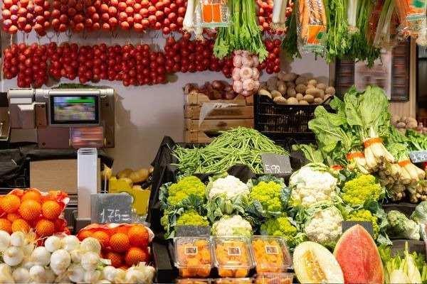 Kabzlk, vcudun yeterli su almamas, lif kayna yiyeceklerin az tketilmesi ve gn iinde az hareket etmeye bal olarak barsak hareketlerinin yavalamas nedeniyle dknn sert, kat ve kuru bir hal almasdr. Yaygn olarak herkesin bana gelebilen kabzlk sorununu salkl baz besinlerle hzlca ortadan kaldrabilirsiniz. Peki dmlenmi barsaklar annda zen besinler neler? te barsaklara annda etki eden gdalar