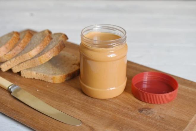 Birok insan attrmalklar yznden zayflayamyor. Onlar bu yzden diyetleri de yarm brakyor. Peki, attrmalklarla zayflamay hi dndnz m? Salksz attrmalklara olan isteimizi ynetmek ve attrma srasnda akll seimler yapmak ok nemlidir. Lif, protein ve temel besin maddeleri asndan yksek olan salkl attrmalk seeneklerini tercih ederek itahnz durdurabilirsiniz. te eker oran dk, lif ve protein oran yksek, besin asndan youn attrmalklar:<p>FINDIK EZMEL TAZE MEYVE<br>    Elma, muz gibi meyveler doal olarak tatldr ve vitamin ve mineral asndan zengindir. Lezzetli ve besleyici bir attrmalk oluturmak iin badem, kaju veya fstk ezmesi gibi bir kak dolusu fndk ezmesiyle birletirilebilirler. Fndk ezmesi, daha uzun sre tok hissetmenize yardmc olur ve fantastik dozda protein ve lif sunan mkemmel yalar ierir.