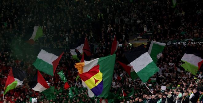 Filistin bayraklar aan Celtic taraftar, "Yr, yr; yreindeki umutla; ve asla yalnz yrmeyeceksin!" sloganlar att.