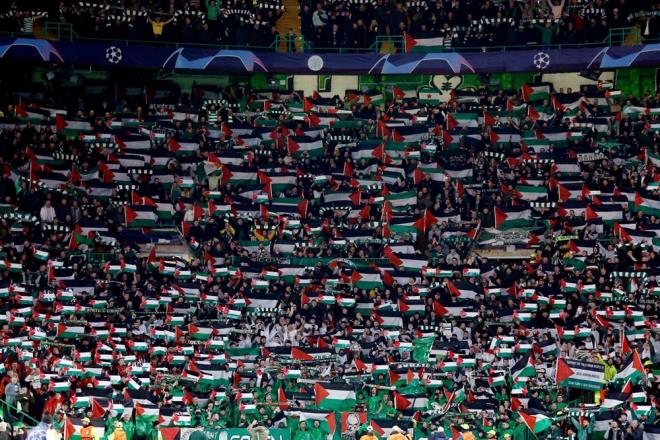 sko temsilcisi Celtic?in taraftarlar, kulbn kar kmasna ramen srail?in ablukas altndaki Filistin?e destek vermeye devam ediyor.    Celtic ile Atletico Madrid manda yine benzer grntler ortaya kt.