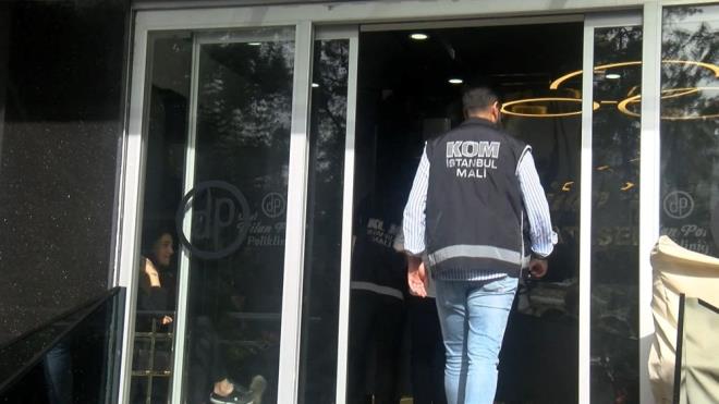 Bu arada Beikta Levent Mahallesi Beyaz Karanfil Sokak'taki By Sla Dou-Dilan Polat Gzellik Merkezi'nde de maliye ekipleri ve polislerce inceleme yapld. Merkezde arama yapan ekipler, almalarn tamamladktan sonra buradan ayrld. Ekiplerin karken yanlarnda koliler tadklar grld.