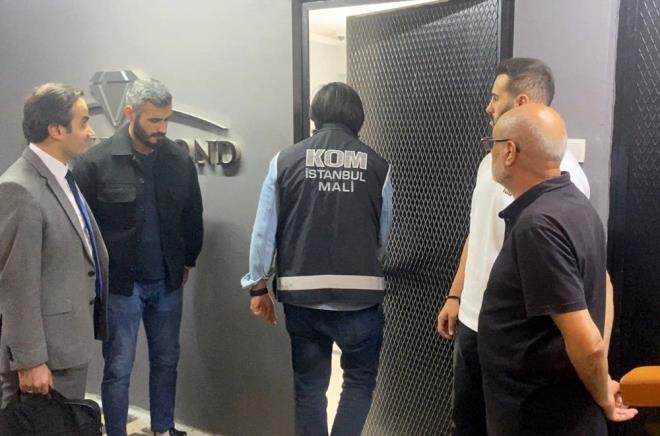 Polis ekiplerince Fatih Molla Fenari Mahallesi'ndeki Dilan Mcevherat Uluslararas Pazarlama ve Ticaret A'de de arama yapld. Maliye ekiplerinin de yer ald aramada, almalarn tamamlayan polisler ellerinde evraklarla buradan ayrld.