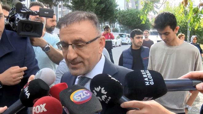 AVUKATINDAN AIKLAMA    Bu arada, polis ekipleri Ataehir'deki zel Dilan Polat Ataehir Poliklinii'ne geldi. Ekiplerin ierideki almalar srerken poliklinik alanlar da darda bekliyor.    Arama srasnda hazr bulunan Polat iftinin avukat Vahit Kaya, gazetecilere yapt aklamada, konuyla ilgili gizlilik karar bulunduunu syledi.