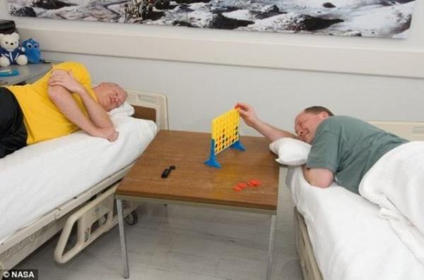 Televizyon seyretmekten yemek yemeye kadar tm faaliyetlerini yataa uzanm bir ekilde gerekletiriyor.