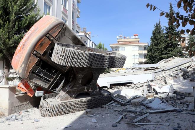  makinesi operatr, son anda aracndan inerek kurtuldu.