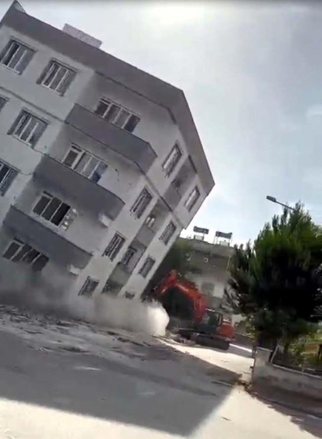 Kahramanmara merkezli depremlerde ar hasar alnca boatlan Fidanlk Mahallesi'ndeki 5 katl Demiral Apartman kontroll ykm srasnda kt.