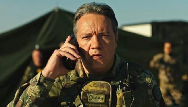 Tiyatro ve sinema sanat��s� olan Murat Serezli, oynad��� dizi ve filmlerle ad�ndan s�z ettirmeyi ba�ar�yor. Uzun zamand�r ekranlarda yer alamayan Murat Serezli son hali ile herkesi �oke etti. 'Kimse Beni tan�m�yor' diyen Murat Serezli, 2 y�ld�r sa��m� sakal�m� kesmedim dedi.