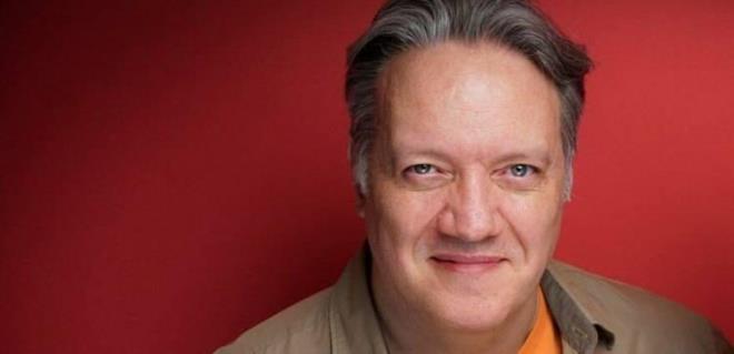 Oynad��� dizi ve filmlerle ad�ndan s�z ettirmeyi ba�aran Murat Serezli, annesi Nevra Serezli'nin ba�rol oynad��� 'Veda' tiyatrosunun galas�nda ortaya ��kt�.