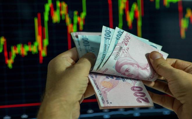 Merkez Bankas'nn politika faizini yzde 30'dan yzde 35'e karmasnn ardndan kredi kart, nakit avans ekimi, bireysel kredi ve ticari kredi faizlerinde de st limitler ykseldi. Ekonomistler "Can yakacak" uyars yapt.