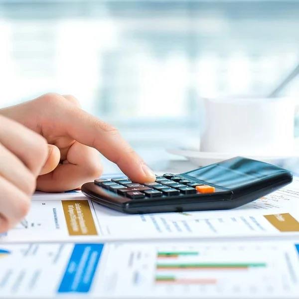 Kredi kart ve bireysel kredi faizleri can yakacak    Merkez Bankas?nn 500 baz puanlk artla politika faizini yzde 35'e ykseltmesinin ardndan kredi kart ve ticari kredi faizlerinde de st limitler ykseldi. Ekonomist Hayri Kozanolu, kredi kart ve bireysel kredi faizlerinin can yakacan belirterek, "TCMB enflasyon ile ekonomik durgunluk arasnda skmt. 500 puanlk artla tercihini ekonomide durgunluktan yana yapt. zellikle kredi kart ve bireysel kredi faizleri can yakacak" dedi.