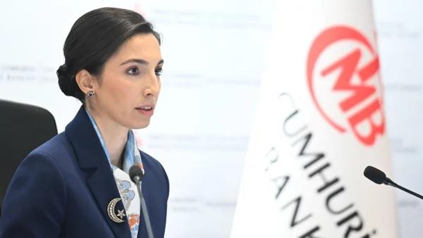 Seimden sonra 5. kez st ste artt<br>    Hafize Gaye Erkan bakanlnda ilk toplantsn haziranda yapan kurul, politika faizini 6,5 puan artla yzde 15'e ykseltmiti. Merkez Bankas temmuz toplantsnda politika faizini 2,5 puan artla yzde 17,50'ye ykseltmiti. Austos toplantsnda faiz artna devam eden Merkez Bankas, 7,5 puanlk artla faizi yzde 25'e kard. Eyll toplantsnda politika faizi 500 baz puan artrlarak yzde 25'ten yzde 30'a ykseltildi. Bugn de 500 baz puanlk art yapld ve faiz yzde 35'e kt.