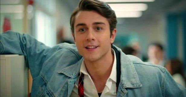 �nl� oyuncu, "Anla�t�k. ��erik hakk�nda bir �ey s�yleyemem. Bu s�re�te ki�isel geli�imimi geli�tirmeye �al���yorum. �spanya'ya gittim. �spanyolcay� ��renmeyi seviyorum" ifadelerini kulland�.