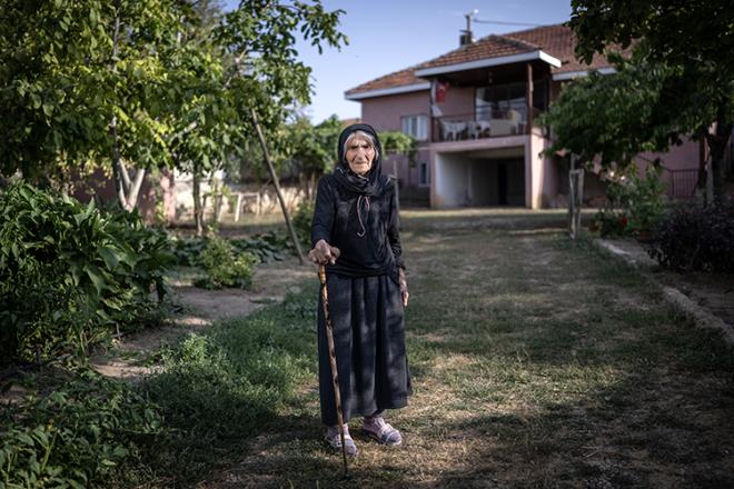 "Ben de gitmek istedim ama babam 'Olmaz, fabrikaya ocuk almazlar' dedi. Ben de alayp szladm ve sonunda babam beni gtrd. Gittik fabrikaya, Atatrk geldi, beni sevip, yanam skt. Bana 'Sen buraya neden geldin?' dedi. Ben de ona 'Seni grmeye geldim' dedim. Bana 'Sen beni nerden tanyorsun?' deyince, ona 'Babam seni her zaman anlatrd, o bizim paamz' derdi. Ben de anlatlanlarla seni seviyordum. Alaynca babam da beni getirdi' dedim. O da bana 'Aferin' diyerek, yanam skt. ld zaman babamdan ok aladm. Atatrk'n fotoraflarn saklyorum. Babam fotorafn aldan yaptrmt, duvara asyorduk."