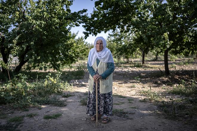 "Atatrk ldnde dnya kara yasa girdi"    Eskiehir'in Alpu ilesinde yaayan ve 5 oul, 3 kz ocuk sahibi 104 yandaki Elife Gndz, Atatrk' ok sevdiini vurgulad.