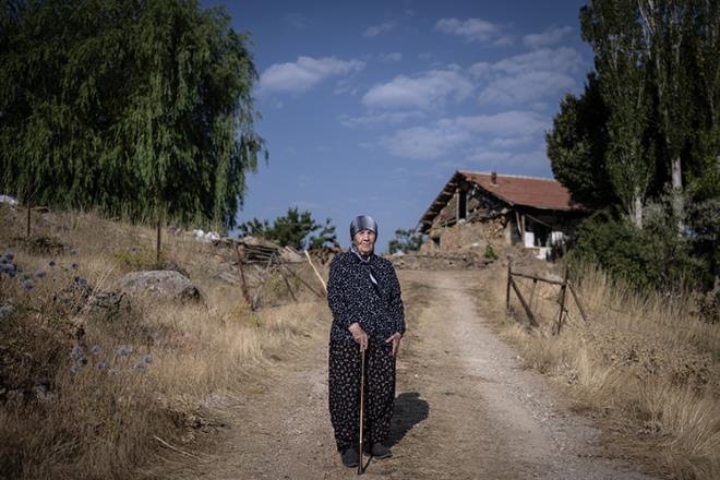 Gndz, "Allah ondan raz olsun. Kemal'ime kurban olurum. Atatrk ldnde dnya kara yasa girdi. Ak Veysel, Atatrk'n arkasndan ok maniler syledi. Atatrk'n mekan cennet olsun." eklinde konutu.    Gnyz ilesinde 108 yandaki, 4 kz, 2 erkek ocuk sahibi Meryem an da Byk nder Mustafa Kemal Atatrk'n ld 10 Kasm 1938'e ilikin ansn aktararak, "Annem caminin nnde alad." dedi.