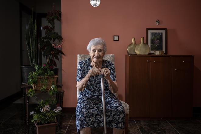 "lm haberini aldmda kays aacna yaslanp aladm"    Erzincan'n Kemaliye ilesinde dnyaya gelen ve Ankara'da yaayan 2 ocuk, 4 torun sahibi 101 yandaki mmglsm Grsoy, hayat boyunca Atatrk' grmeyi ok istediini ancak hi yakndan grme frsat bulamadn belirterek, "Atatrk'n lm haberini aldmda ok zldm. Hi unutmam bir kays aacna yaslandm ve saatlerce aladm." diye konutu.
