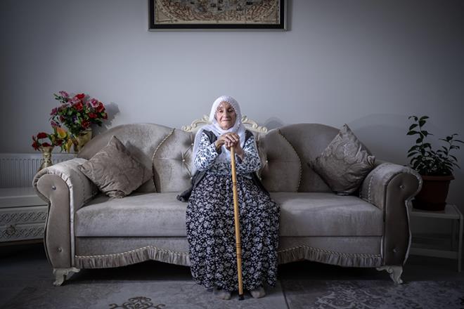 "Antkabir'e gtrseler giderim, dua ederim"    Yeilyurt ilesinde yaayan 101 yandaki Zeliha Boyraz, Atatrk' yaptklaryla bildiini dile getirerek, "Atatrk' grmedim ama adn duydum, gzel iler yapm. Allah ondan raz olsun. Beni Antkabir'e gtrseler giderim, dua ederim." ifadesini kulland.    Battalgazi ilesinde 1915'te dnyaya gelen, 8 ocuk, 30 torun sahibi Hafi Can ile Yeilyurt ilesinde 106 yana giren, 6 ocuk, 28 torunu olan Gll li de gemie dair anlarn anlatt. Can ve li, genlik yllarnn zorluklarla getiini belirtti.