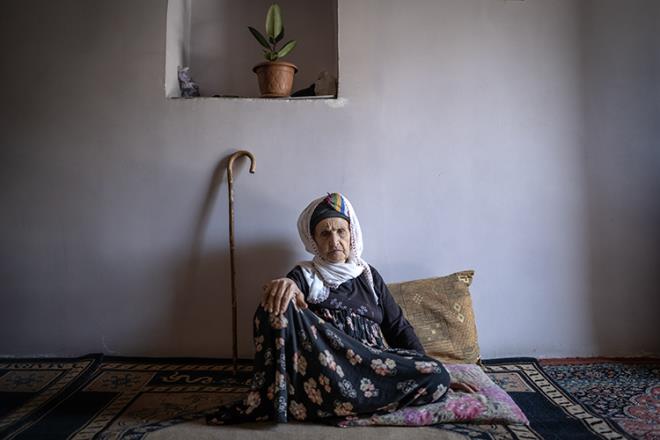 Yeilyurt ilesine bal Oluklu Mahallesi'nde 1922 ylnda dnyaya gelen, 7 ocuk annesi Sultan Kaya ise Gazi Mustafa Kemal Atatrk' ok sevdiini ifade ederek, "Atatrk' hatrlyorum, bizi o kurtard. Aklma az geliyor, keke salnda gidip grseydik. Bugnlere onun sayesinde ulatk. yi ki bu lkeyi kurtard." diye konutu.    Ayn ileye bal Aaky Mahallesi'nde 107 yandaki, 6 ocuk, 35 torun sahibi Emine Yeil, Cumhuriyet'in kurucusu Gazi Mustafa Kemal Atatrk' grmediini syledi.