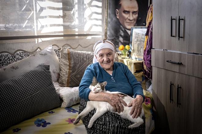 Atatrk, ocukken yanan skm    Atatrk'n ocukken sevip yanan skt Erzurumlu 101 yandaki Aliye Gker, Byk nder'e zlemini evinde bulunan fotoraflaryla gideriyor.    Erzurum'daki silah fabrikasnda tfeklerin dipiini yapan babasnn bir gn, i yerine Atatrk'n geleceini sylediini anlatan Gker, yle konutu: