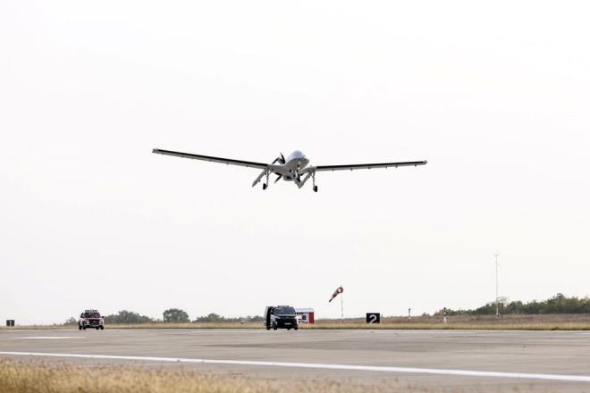 Baykar'dan yap�lan a��klamaya g�re, Baykar Y�netim Kurulu Ba�kan� ve Teknoloji Lideri Sel�uk Bayraktar'�n y�netiminde ger�ekle�tirilen Bayraktar TB3 S�HA'n�n ilk u�u� testi, 29 Ekim Cumhuriyet Bayram�'na 2 g�n kala bug�n Tekirda�'�n �orlu il�esindeki AKINCI U�u� E�itim ve Test Merkezi'nde yer testlerinin tamamlanmas�yla ba�lad�.