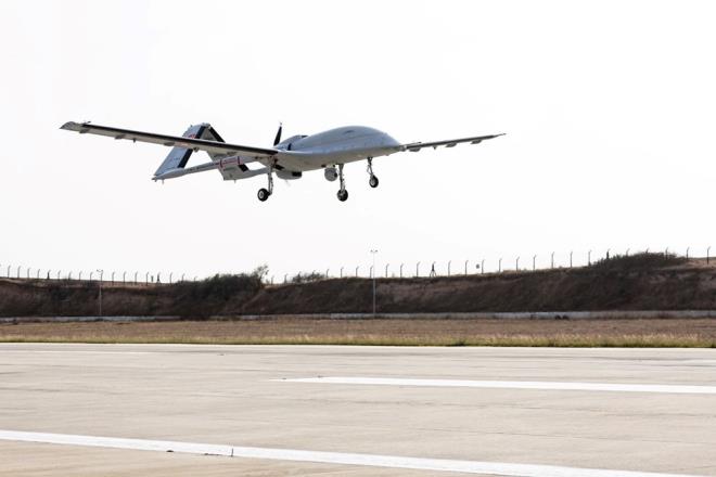 Bayraktar TB3'�n kabiliyetleri bu s�n�ftaki insans�z hava ara�lar� a��s�ndan da �nemli bir yenilik. G�r�� hatt� �tesi haberle�me kabiliyeti de bulunacak milli S�HA, bu sayede �ok uzun mesafelerden kumanda edilebilecek. B�ylece ke�if-g�zetleme, istihbarat ve ta��d��� ak�ll� m�himmatlar ile taarruz g�revlerini deniz a��r� hedeflere kar�� icra ederek T�rkiye'nin cayd�r�c� g�c�nde �arpan etkisi yapacak.