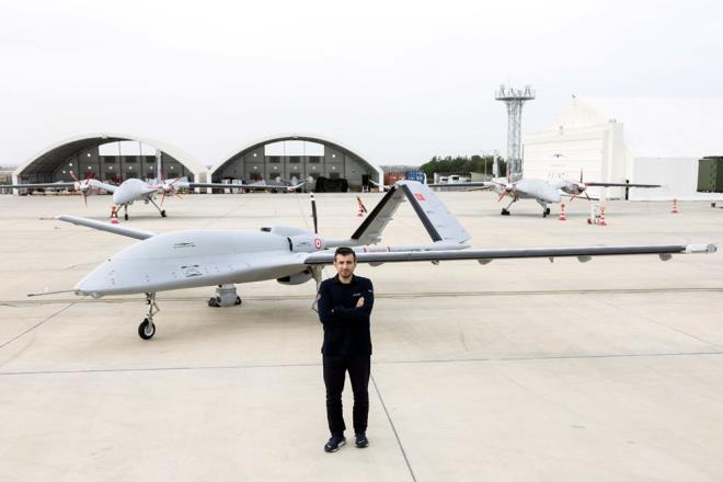 Bayraktar KIZILELMA ve Bayraktar TB3 S�HA'n�n gemiye konu�lanmalar�yla birlikte uzun s�reli ke�if ve taarruz kabiliyetleri sayesinde deniz a��r� operasyonlarda b�y�k bir kuvvet �arpan� olaca��n� vurgulayan Bayraktar, �unlar� ifade etti: