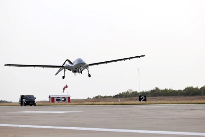 Bayraktar TB3 S�HA, Cumhuriyet'in 100. y�l�n� ta�land�rmak i�in 3 b�y�k �ehirde d�zenlenen TEKNOFEST kapsam�nda 27 Nisan-1 May�s tarihlerinde Atat�rk Havaliman�'nda TEKNOFEST �stanbul'da ilk kez halka a��k olarak sergilendi.