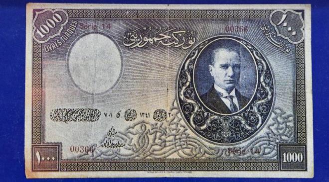lk banknotlar, zerlerindeki farkl fotoraflarla dikkati ekiyor    <p>  Harf Devrimi ncesi baslan 1. emisyon paralar, zerlerindeki farkl fotoraflarla dikkati ekiyor.