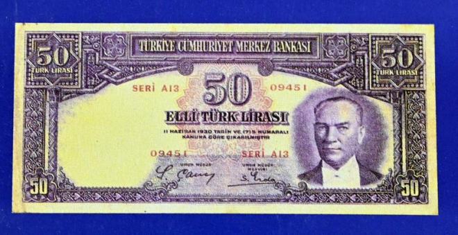 Antik Yunan'dan Orta a Avrupas'na, Osmanl dneminden Cumhuriyet'e kadar yaklak 13 bin eserin bulunduu mzede, ok kymetli para, madalya ve nianlar yer alrken, Atatrk dnemine ait banknotlar da dikkati ekiyor.