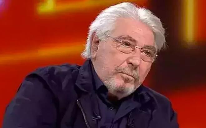 Erdal �zya�c�lar, ge�ti�imiz y�llarda �stanbul Be�ikta�'ta gitti�i bir mekanda vale olarak �al��an Oktay T. ile tan��t�. Oktay T.'ye yard�m eden ve bir s�re sonra yard�mlar� kesen �zya�c�lar, �l�mle tehdit edildi.