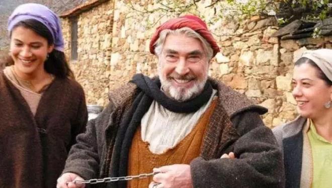 Be�ikta�'ta bir mekanda g�revli Oktay T.'nin maddi olarak zor durumda oldu�unu s�yleyip yard�m istemesi �zerine belli aral�klarla maddi yard�mda bulunan Erdal �zya�c�lar bir s�re sonra yard�m� kesti. Ancak iddiaya g�re Oktay T.'nin k�f�r dolu �l�m tehditleri ile kar�� kar��ya kald�.