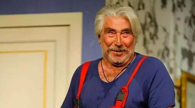 �zya�c�lar'�n �ikayeti �zerine ba�lat�lan soru�turmada ifade veren Oktay T., "Ben alkolik bir insan�m. Ki�ilik tedavisi g�r�yorum. Hat�rlam�yorum" dedi ve �z�r diledi. Oktay T. hakk�nda dava a��ld�.    Sabah'�n haberine g�re, �nl� oyuncu Erdal �zya�c�lar, ge�ti�imiz y�llarda �stanbul Be�ikta�'ta gitti�i bir mekanda vale olarak �al��an Oktay T. ile tan��t�.