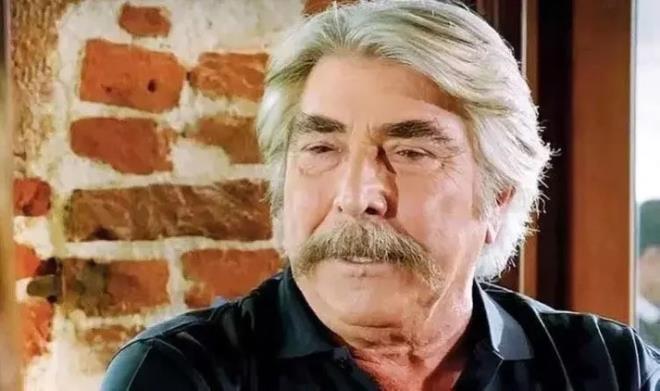 48 ya��ndaki adam, maddi olarak zor durumda oldu�unu s�yleyerek �nl� oyuncudan yard�m istedi. Bunun �zerine gen� adam� k�rmayan �zya�c�lar, aylar boyu maddi yard�mda bulundu.