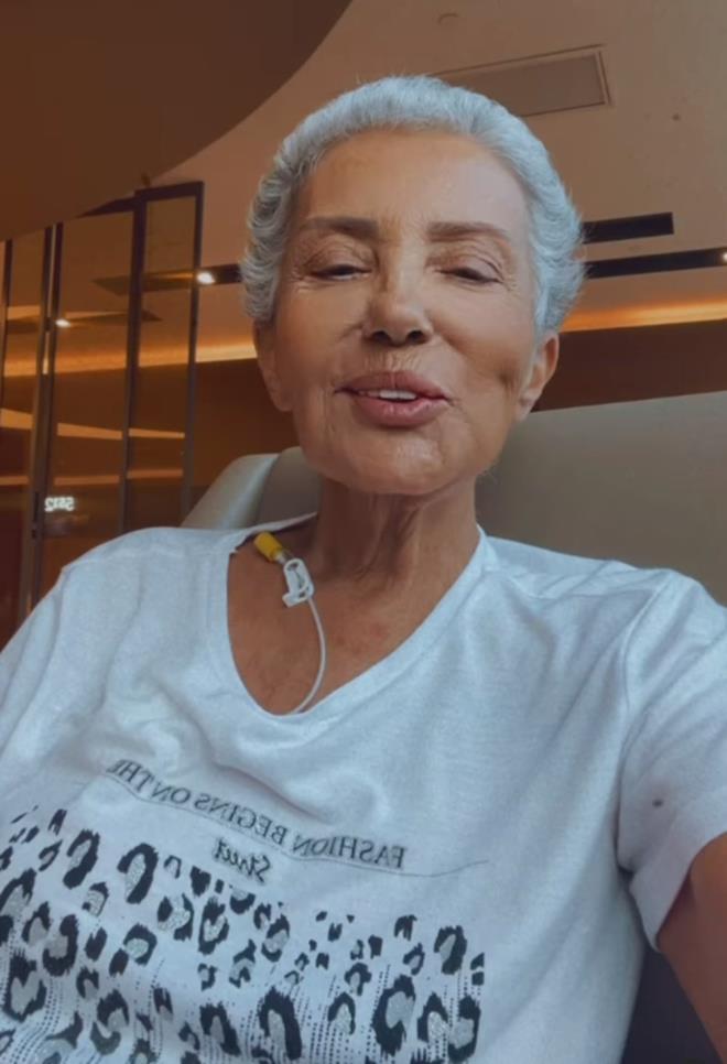 ?Herkese merhaba, bu videoyu size �ok daha �nce �ekmek isterdim ama ikinci bir ameliyat daha ge�irdi�im i�in dolay�s�yla tekrar ba�a d�nd�k" diyen �ztan, "Neyse ki �u anda �ok ��k�r iyiyim. Bundan �nceki g�nler halim yoktu. Telefonu dahi elime alamam��t�m. Her �ey yolunda gayet g�zel gidiyor. Hepinizi �ok seviyorum. O�lumu, erkek karde�imi, arkada�lar�m�, sevdiklerimi, sevenlerimi, hepinizi �ok seviyorum. Beni merak etmeyin her �ey yolunda. �n�allah daha da iyi olacak. H�l� hastanedeyim. K�sa bir zaman sonra mutlaka ��kar�m. Size kucak dolusu sevgiler. Dualar�n�z o kadar iyi geldi ki te�ekk�r ediyorum? diye konu�tu.