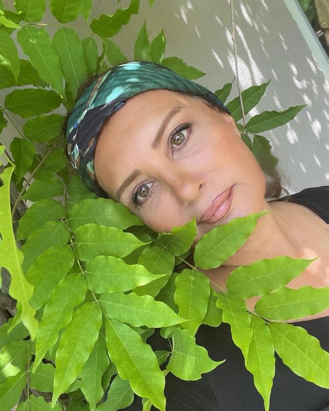 2000'li y�llar�n ba��nda ABD'ye den �ztan bir s�re Miami'de ya�am��, alt� y�l sonra tekrar T�rkiye'ye d�nm��t�. 2007 y�l�nda A�k Kap�y� �al�nca dizisi i�in kamera kar��s�na ge�en oyuncu, sonra yine sahip oldu�u butik otele yo�unla�m��t�.